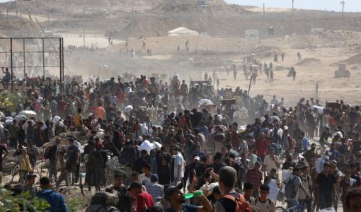 احتشاد غزيين بانتظار الحصول على مساعدات غذائية عند محور نتساريم بوسط قطاع غزة احتشاد غزيين بانتظار الحصول على مساعدات غذائية عند محور نتساريم بوسط قطاع غزة 30/7/2025 | المصدر: وكالة الأنباء الفرنسية