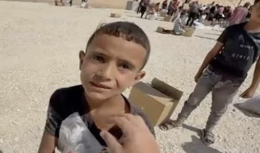 الطفل أمير قبل لحظات من استشهاده برصاص الاحتلال بعد تسلمه مساعدات