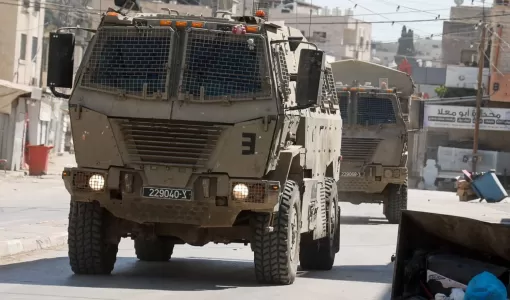 آليات الاحتلال خلال اقتحامها أحد شوارع قباطية بالقرب من جنين بالضفة الغربية آليات الاحتلال خلال اقتحامها أحد شوارع قباطية بالقرب من جنين بالضفة الغربية 17/7/2025 | المصدر: رويترز