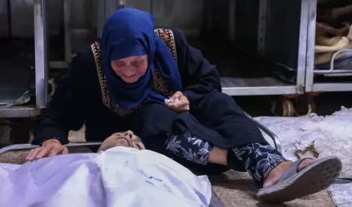 امرأة فلسطينية تودع جثمان شهيد قريب لها ارتقى في غارة إسرائيلية على كافتيريا الباقة على شاطئ مدينة غزة في مستشفى الشفاء بالمدينة امرأة فلسطينية تودع جثمان شهيد قريب لها ارتقى في غارة إسرائيلية على كافتيريا الباقة على شاطئ مدينة غزة في مستشفى الشفاء بالمدينة | المصدر: وكالة الأنباء الفرنسية