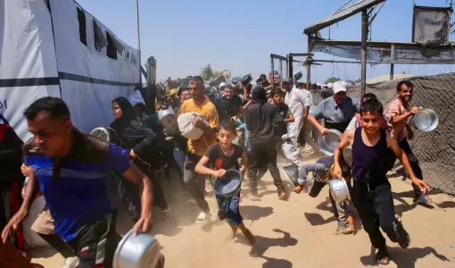 أطفال يهرعون للحصول على وجبة طعام في منطقة مواصي بخانيونس جنوب قطاع غزة أطفال يهرعون للحصول على وجبة طعام في منطقة مواصي بخانيونس جنوب قطاع غزة 21/7/2025 | المصدر: وكالة الأنباء الفرنسية