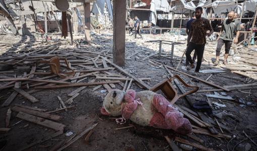 فلسطيني يتفقد الدمار الذي لحق بمقهى الباقة على شاطئ غزة بعد قصف إسرائيلي استهدفه فلسطيني يتفقد الدمار الذي لحق بمقهى الباقة على شاطئ غزة بعد قصف إسرائيلي استهدفه | المصدر: وكالة الأنباء الألمانية