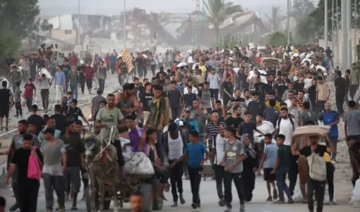 فلسطينيون يسيرون في شارع الرشيد غرب جباليا بعد تسلمهم مساعدات إنسانية من نقطة توزيع مساعدات في شمال قطاع غزة فلسطينيون يسيرون في شارع الرشيد غرب جباليا بعد تسلمهم مساعدات إنسانية من نقطة توزيع مساعدات في شمال قطاع غزة 23/7/2025 | المصدر: وكالة الأنباء الفرنسية