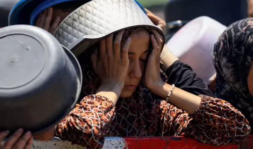 فتاة فلسطينية تنتظر تسلم الطعام من مطبخ خيري في غزة فتاة فلسطينية تنتظر تسلم الطعام من مطبخ خيري في غزة | المصدر: رويترز