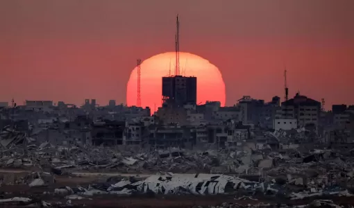 غروب الشمس خلف المباني المدمرة بقطاع غزة غروب الشمس خلف المباني المدمرة بقطاع غزة 1/7/2025 | المصدر: وكالة الأنباء الفرنسية