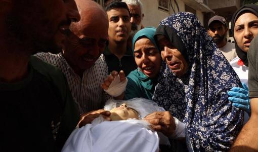 غزيون يودعون شهيدا إثر غارات إسرائيلية على مدينة غزة غزيون يودعون شهيدا إثر غارات إسرائيلية على مدينة غزة | المصدر: وكالة الأنباء الفرنسية
