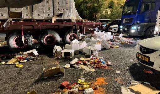 هجوم سابق لمستوطنين متطرفين على قافلة مساعدات قادمة من الأردن باتجاه غزة هجوم سابق لمستوطنين متطرفين على قافلة مساعدات قادمة من الأردن باتجاه غزة