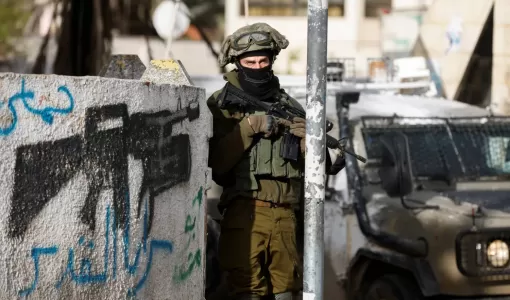 جندي من جيش الاحتلال أثناء مداهمة في رام الله بالضفة الغربية جندي من جيش الاحتلال أثناء مداهمة في رام الله بالضفة الغربية | أرشيفية رويترز