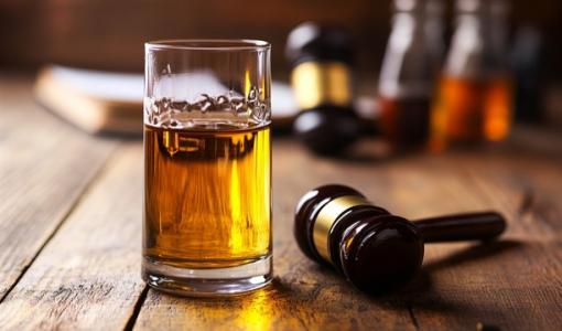 صورة بالذكاء الاصطناعي لكأس خمر بجانبه مطرقة | تعبيرية freepik