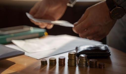 عملات معدنية وورقية عملات معدنية وورقية | تعبيرية freepik