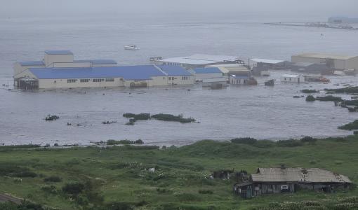 منشآت غارقة بالمياه جراء التسونامي الناتج عن زلزال روسيا 30/7/2025