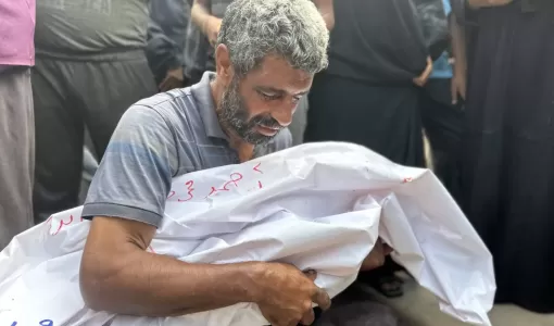 رجل يبكي أحد أقاربه بعد أن استشهد إثر غارة شنها الاحتلال على خيام النازحين رجل يبكي أحد أقاربه بعد أن استشهد إثر غارة شنها الاحتلال على خيام النازحين 12/7/2025 | المصدر: وكالة الأنباء الألمانية