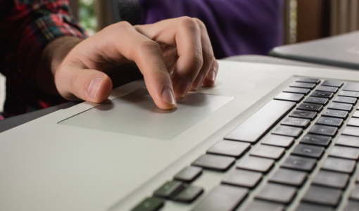 شخص يستخدم حاسوبا محمولا | تعبيرية freepik