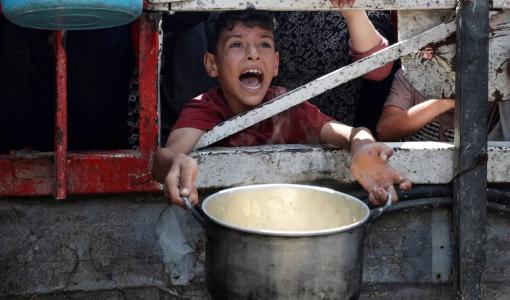 طفل فلسطيني يكافح من أجل الحصول على الطعام من إحدى التكيات في مدينة غزة طفل فلسطيني يكافح من أجل الحصول على الطعام من إحدى التكيات في مدينة غزة | المصدر: رويترز