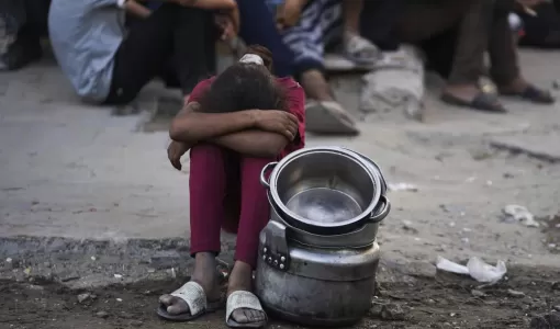 طفلة فلسطينية تنتظر الحصول على غذاء في مدينة غزة طفلة فلسطينية تنتظر الحصول على غذاء في مدينة غزة | المصدر: أسوشييتد برس