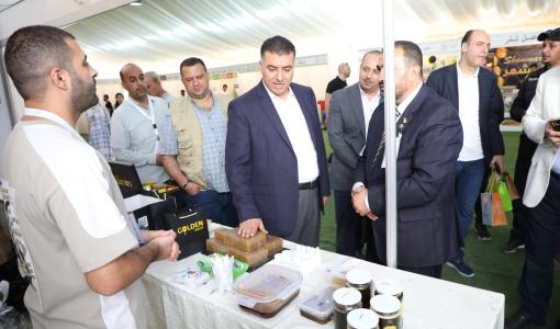 وزير الزراعة خالد الحنيفات خلال زيارة مهرجان العسل الأردني الأول 5/7/2025 | المصدر: وزارة الزراعة