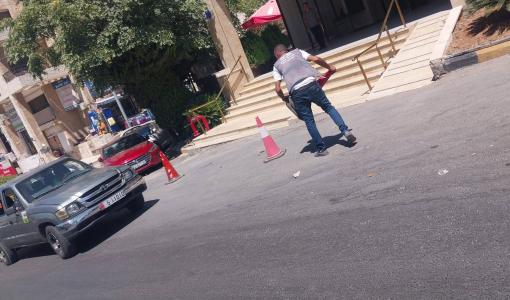 أحد موظفي أمانة عمان خلال حملة إزالة الأقماع والحواجز أحد موظفي أمانة عمان خلال حملة إزالة الأقماع والحواجز 23/8/2025 | المصدر: أمانة عمان
