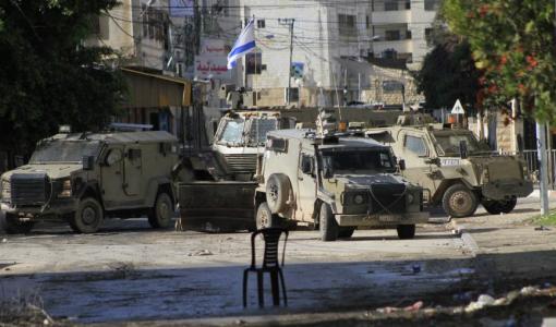 آليات لجيش الاحتلال تغلق أحد الطرق في الضفة الغربية آليات لجيش الاحتلال تغلق أحد الطرق في الضفة الغربية | المصدر: GLOBALLOOKPRESS