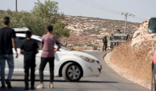 آلية لجيش الاحتلال تغلق أحد الطرق في الضفة الغربية آلية لجيش الاحتلال تغلق أحد الطرق في الضفة الغربية | المصدر: الأناضول