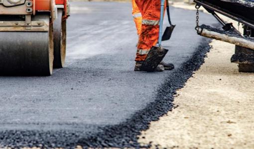 عامل يزفت أحد الشوارع | تعبيرية istockphoto