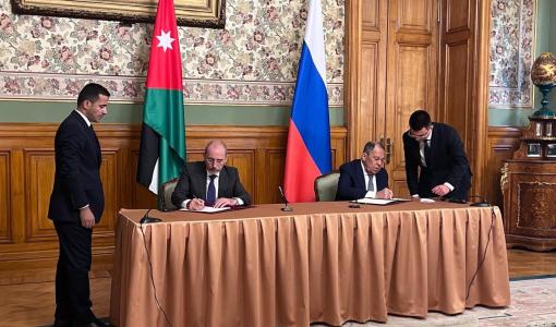 وزير الخارجية أيمن الصفدي ونظيره الروسي سيرجي لافروف خلال توقيع اتفاقية إلغاء التأشيرة بين روسيا والأردن 20/8/2025 | المصدر: وزارة الخارجية