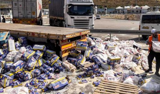 إحدى القوافل التي تم الاعتداء عليها وإتلاف حمولتها خلال توجهها إلى قطاع غزة في وقت سابق