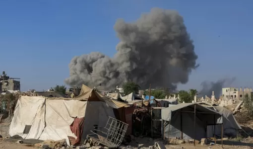 دخان يتصاعد خلف خيام نازحين جراء قصف الاحتلال الإسرائيلي على مدينة غزة دخان يتصاعد خلف خيام نازحين جراء قصف الاحتلال الإسرائيلي على مدينة غزة | المصدر: رويترز