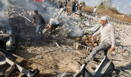 فلسطيني على أنقاض مبنى هدمه الاحتلال في قباطية قرب جنين بالضفة الغربية فلسطيني على أنقاض مبنى هدمه الاحتلال في قباطية قرب جنين بالضفة الغربية | المصدر: رويترز