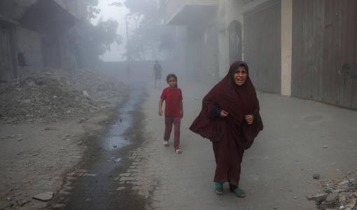 فلسطينية تفر بعيدا عن موقع غارة إسرائيلية استهدفت مبنى سكنيا غرب جباليا شمال قطاع غزة فلسطينية تفر بعيدا عن موقع غارة إسرائيلية استهدفت مبنى سكنيا غرب جباليا شمال قطاع غزة 27/8/2025 | المصدر: وكالة الأنباء الفرنسية