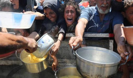 فلسطينيون يحاولون الحصول على الطعام من مطبخ خيري وسط أزمة جوع في مدينة غزة فلسطينيون يحاولون الحصول على الطعام من مطبخ خيري وسط أزمة جوع في مدينة غزة | المصدر: رويترز
