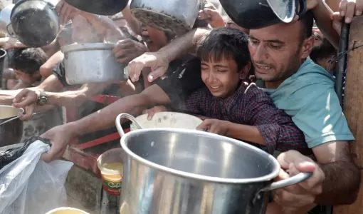 فلسطينيون يكافحون للحصول على طعام في مدينة غزة فلسطينيون يكافحون للحصول على طعام في مدينة غزة | المصدر: رويترز