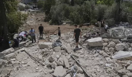 فلسطينيون يتفقدون أنقاض منزل هدمه الاحتلال في قرية بيت سيرا بالضفة الغربية فلسطينيون يتفقدون أنقاض منزل هدمه الاحتلال في قرية بيت سيرا بالضفة الغربية | المصدر: أسوشييتد برس