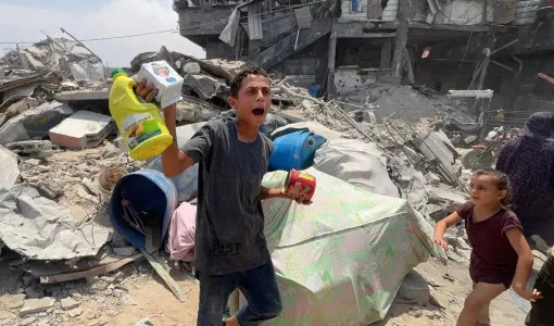 فتى فلسطيني يحمل مواد غذائية استطاع الحصول عليها من مساعدات أسقطت جوا في جباليا شمال قطاع غزة فتى فلسطيني يحمل مواد غذائية استطاع الحصول عليها من مساعدات أسقطت جوا في جباليا شمال قطاع غزة 9/8/2025 | المصدر: وكالة الأنباء الفرنسية