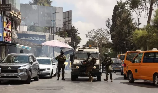 جنود الاحتلال خلال مداهمة في مدينة رام الله بالضفة الغربية جنود الاحتلال خلال مداهمة في مدينة رام الله بالضفة الغربية | المصدر: وكالة الأنباء الفرنسية