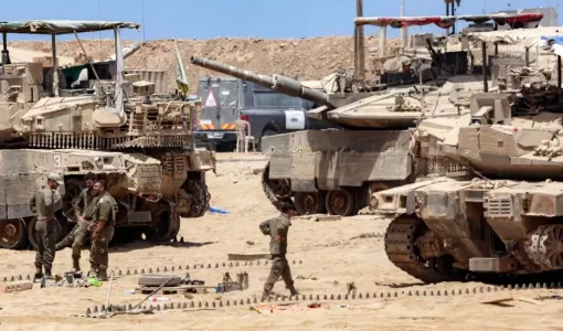 جنود ودبابات الاحتلال قرب الحدود مع قطاع غزة جنود ودبابات الاحتلال قرب الحدود مع قطاع غزة 5/8/2025 | المصدر: وكالة الأنباء الفرنسية