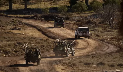 مدرعات للاحتلال تقوم بمناورة في المنطقة العازلة بعد عبور السياج الأمني ​​قرب الخط الفاصل بين مرتفعات الجولان المحتلة وسوريا في كانون الأول 2024 | المصدر: أسوشييتد برس