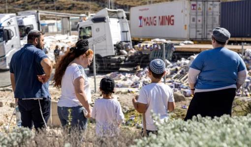 مستوطنون متطرفون اعتدوا على شاحنات كانت تحمل مساعدات إنسانية إلى غزة على الجانب الإسرائيلي من معبر ترقومية مع الضفة الغربية المحتلة مستوطنون متطرفون اعتدوا على شاحنات كانت تحمل مساعدات إنسانية إلى غزة على الجانب الإسرائيلي من معبر ترقومية مع الضفة الغربية المحتلة 13/5/2024 | المصدر: وكالة الأنباء الفرنسية