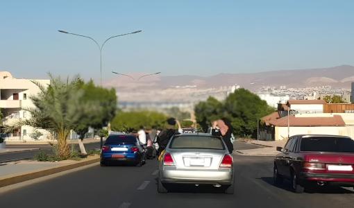 أرشيفية لموكب سيارات يخرج منها أشخاص