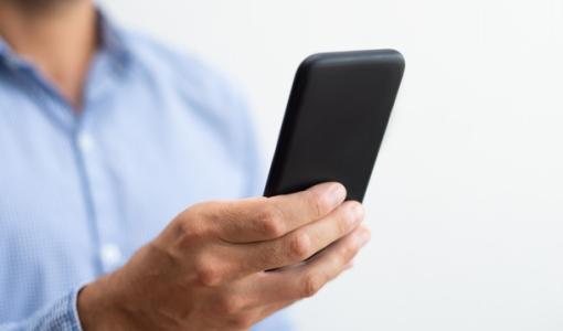 رجل يمسك هاتفه | تعبيرية freepik