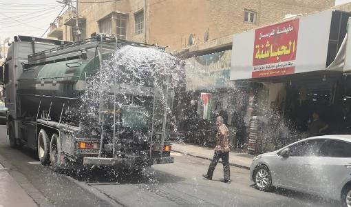 صهريج ماء يرش الماء في الزرقاء صهريج ماء يرش الماء في الزرقاء 11/8/2025