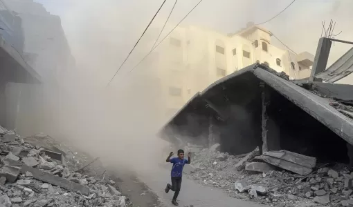 طفل فلسطيني يهرول بعيدا عن موقع الغارات الجوية الإسرائيلية في حي الصفطاوي غرب جباليا شمال قطاع غزة طفل فلسطيني يهرول بعيدا عن موقع الغارات الجوية الإسرائيلية في حي الصفطاوي غرب جباليا شمال قطاع غزة | المصدر: وكالة الأنباء الفرنسية