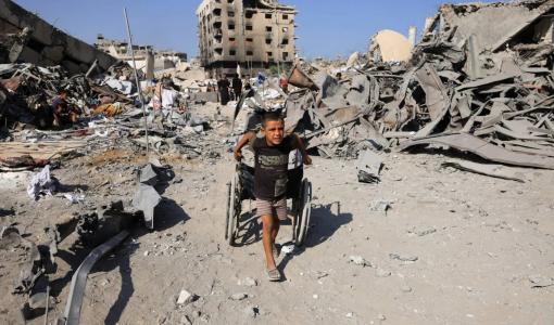 طفل غزي يجر بقايا كرسي متحرك وسط الدمار الذي خلفته غارات الاحتلال على غزة طفل غزي يجر بقايا كرسي متحرك وسط الدمار الذي خلفته غارات الاحتلال على غزة | المصدر: رويترز