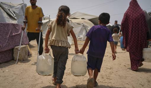 طفلان يتساعدان لحمل وعائي ماء في مدينة غزة طفلان يتساعدان لحمل وعائي ماء في مدينة غزة 12/8/2025 | المصدر: أسوشييتد برس