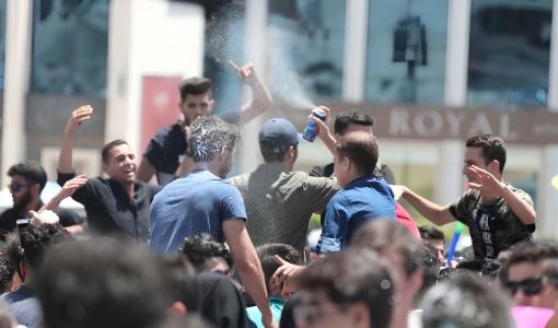 طلبة يحتفلون بعد إعلان نتائج التوجيهي طلبة يحتفلون بعد إعلان نتائج التوجيهي