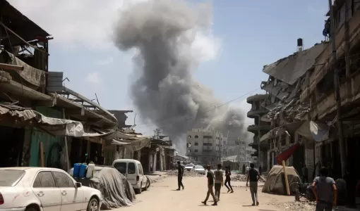 تصاعد عمود من الدخان بعد غارة إسرائيلية على حي الزيتون جنوب مدينة غزة تصاعد عمود من الدخان بعد غارة إسرائيلية على حي الزيتون جنوب مدينة غزة | المصدر: وكالة الأنباء الفرنسية