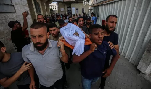 تشييع جثامين فلسطينيين استشهدوا إثر غارة إسرائيلية على مدينة غزة تشييع جثامين فلسطينيين استشهدوا إثر غارة إسرائيلية على مدينة غزة 17/8/2025 | المصدر: وكالة الأنباء الألمانية