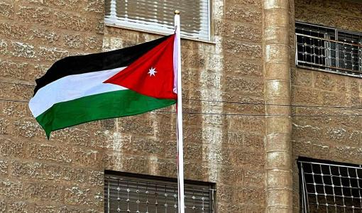 العلم الأردني أمام أحد البيوت