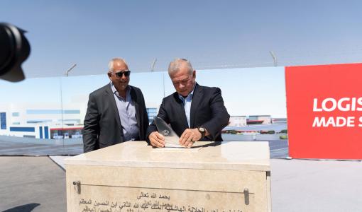 الملك يضع حجر الأساس لمركز عمليات الشحن الجوي التابع للملكية الأردنية في مطار الملكة علياء الدولي 8/9/2025 | المصدر: الديوان الملكي