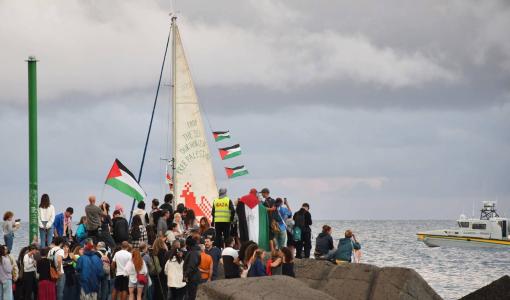 أشخاص يتباعون قوارب تتبع أسطول الصمود العالمي المتجه إلى غزة وهي تغادر ميناء سان جيوفاني بإيطاليا أشخاص يتباعون قوارب تتبع أسطول الصمود العالمي المتجه إلى غزة وهي تغادر ميناء سان جيوفاني بإيطاليا | المصدر: الوكالة الأوروبية للصور الصحفية