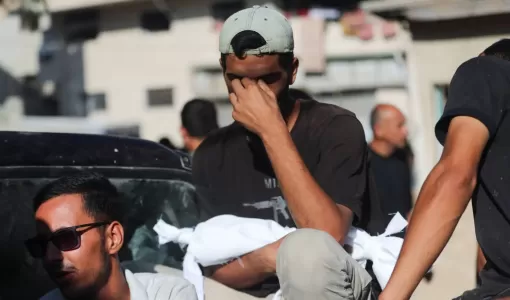 فلسطيني في مستشفى الشفاء يبكي وهو يحمل جثمان طفل فلسطيني استهدفته غارات إسرائيلية على قطاع غزة فلسطيني في مستشفى الشفاء يبكي وهو يحمل جثمان طفل فلسطيني استهدفته غارات إسرائيلية على قطاع غزة | المصدر: رويترز